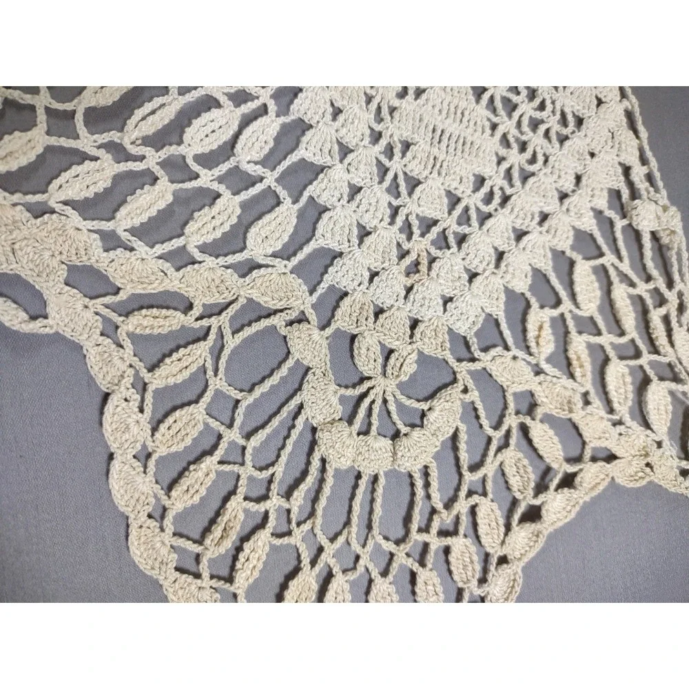 Vtg 2 Tone Beige Crochet Lace Fan Shaped Doily 9